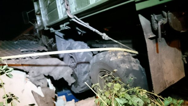 Нічна ДТП у Харкові – вантажівка виїхала на дах будинку (ФОТО)