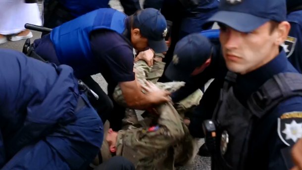 Бійка під Генконсульством Росії в Одесі: затримано активіста “Правого сектора” (ВІДЕО +18)