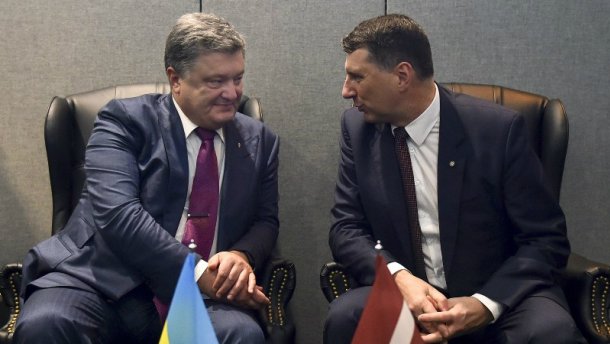 Порошенко просить Латвію віддати гроші поплічників Януковича