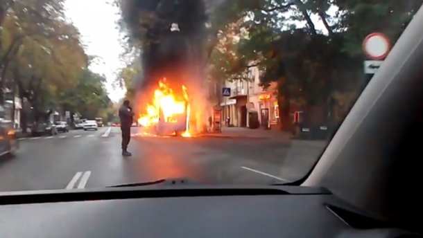 У центрі Одеси дотла згоріла маршрутка: з’явилось відео