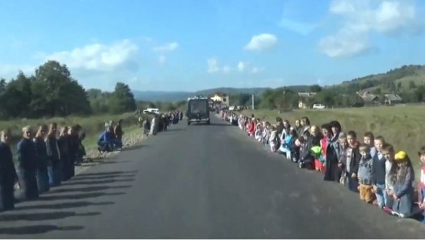 Моторошне відео зустрічі загиблого воїна: все село на колінах