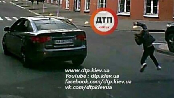 У Києві водій збив дівчинку на переході і втік: з’явилося відео