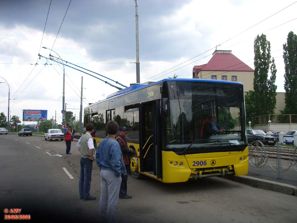 У Львові люди виштовхали тролейбус на тротуар (фото)