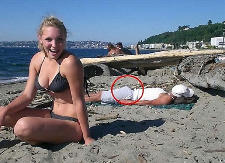 Секс-бомби пляжного сезону в Криму і неповторний “колорит” на задньому плані (ФОТО)