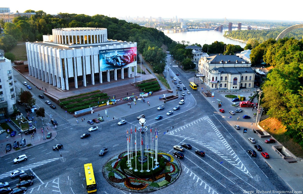 У центрі Києва зняли на фото пікантну ситуацію