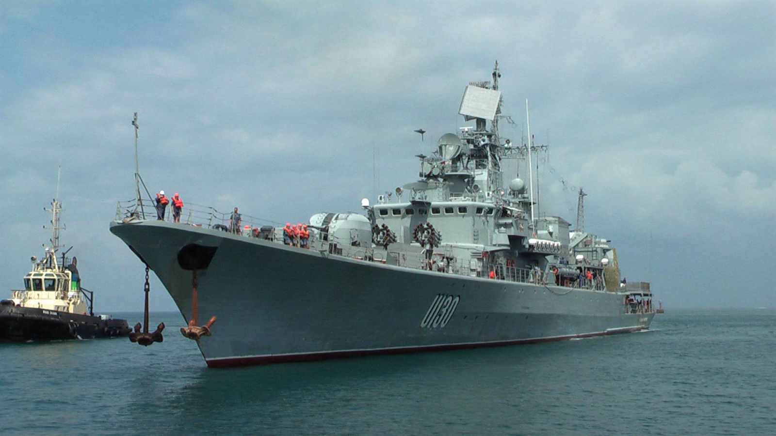 На відео зняли, як український корабель виштовхав судно Росії
