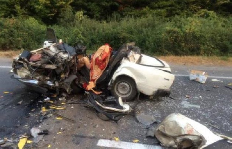 Моторошна смертельна ДТП на Закарпатті: авто спресоване в “гармошку” – водій загинув на місці (ФОТО +18)