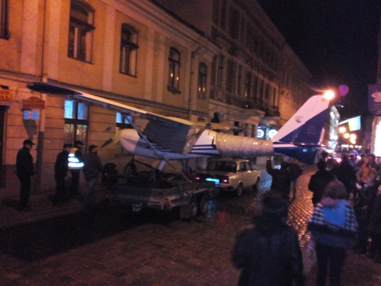 З’явилися фото нічного «польоту» літака у центрі Львова (Фото)