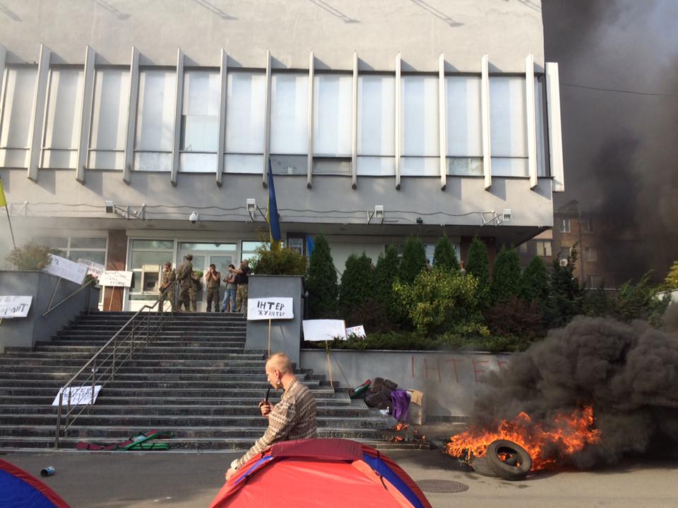 У центрі Києва горить офіс каналу «Інтер»