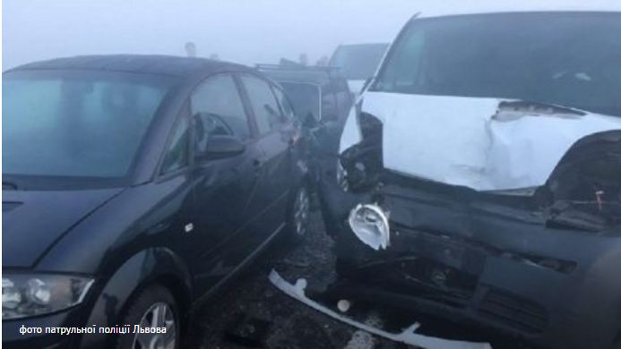Масштабна ДТП під Львовом: зіткнулися 11 автомобілів, є постраждалі (ФОТО)