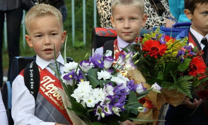 Батьки та вчителі київської школи пояснили, чому відмовились від букетів на 1 вересня