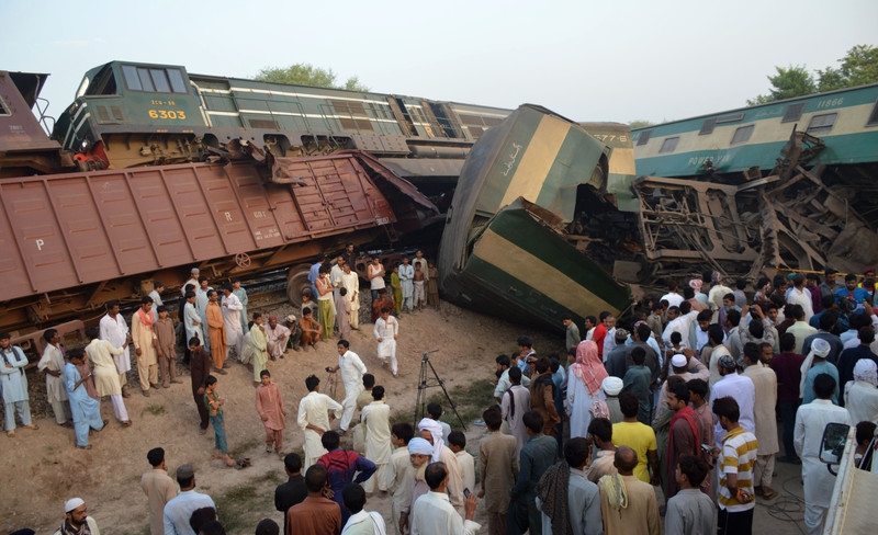 У Пакистані зіткнулися потяги: 6 людей загинули, майже 150 поранені (фото)