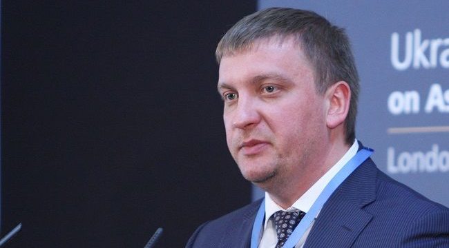 Павло Петренко – міністр-рейдер в уряді: мільйони на рахунках, коханка у ЗАМах