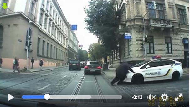 “Умисно?”: Львівські поліцейські брутально наїхали на жінку на переході (Відео)
