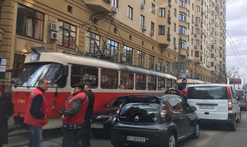 В Києві трамвай повний  пасажирів зійшов з рейок: наслідки жахають (фото)