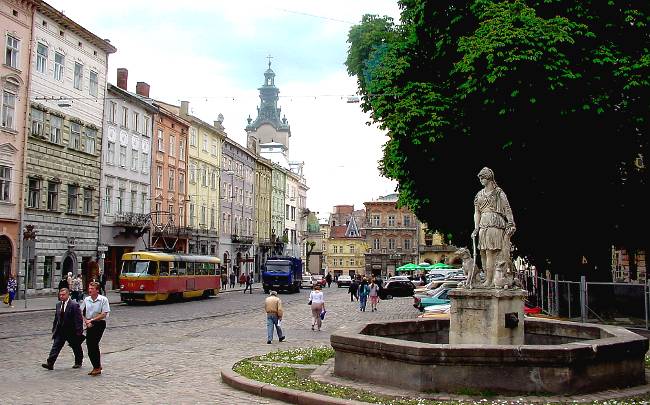 Дивний виступ у центрі міста Львова приголомшив Мережу: всі гадають, що не так з виконавцем (відео)