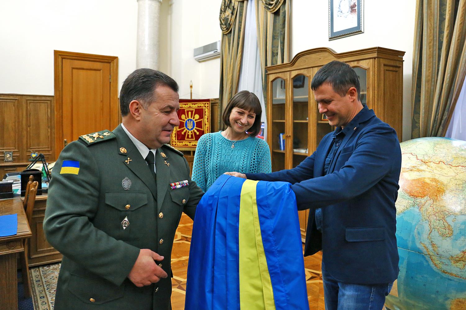 На будівлі Міноборони вивісили 11-метровий прапор України