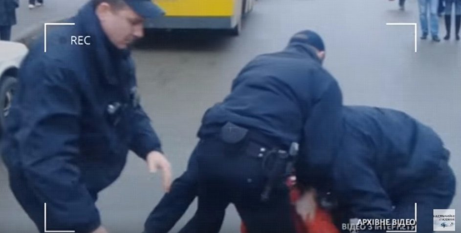 Україну обурили поліцейські, які побили дідуся (відео)