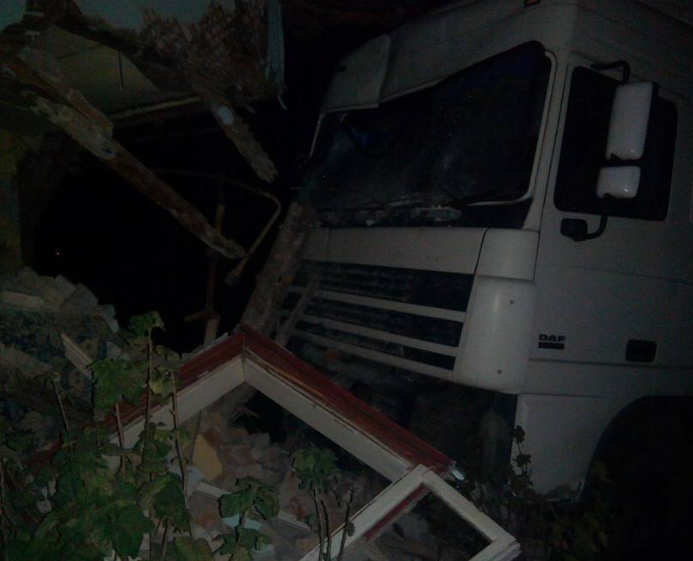 Криваве ДТП у Львові: вантажівка влетіла в житловий будинок (фото)