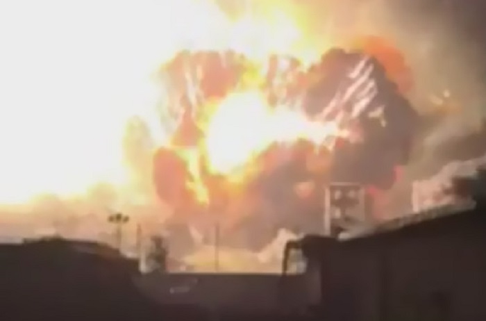 Жахлива трагедія: вибух на хімічному заводі спричинив справжню катастрофу (відео)