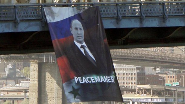 Путіна-“миротворця” повісили на мості у Нью-Йорку (ВІДЕО)