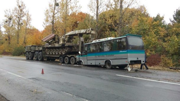 Автобус врізався у військовий тягач: багато постраждалих (ФОТО)
