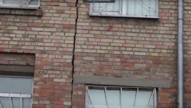 Обвал стіни у школі на Київщині: показали жахливий стан будівлі (ВІДЕО)