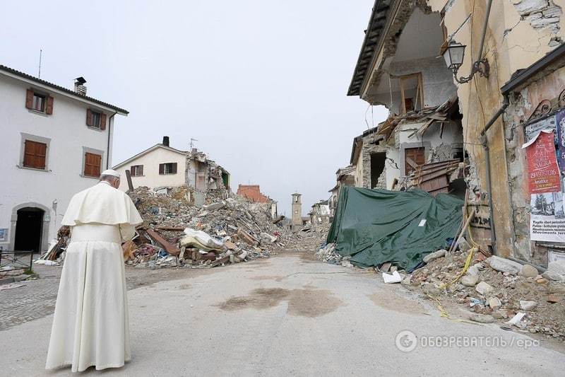 Як Папа Римський вирішив прогулятись по руїнах зруйнованого міста в центрі Італії