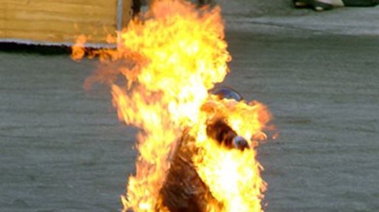 В Перу жінку спалили заживо за підозру у чаклунстві (відео 18+)