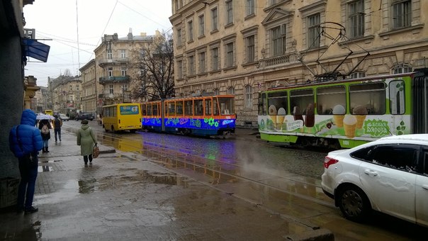 “Геній” паркування: як львівський водій заблокував рух трамваїв (фото)