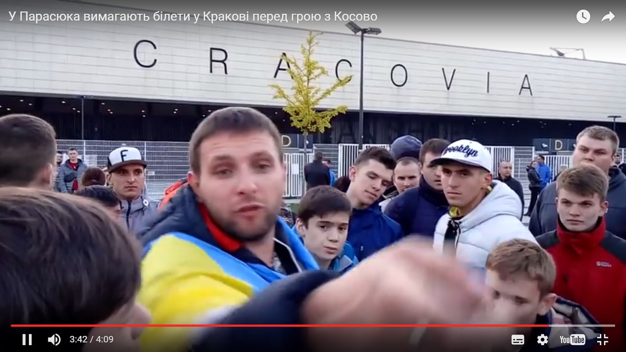 Парасюк влаштував скандальну сутичку з футбольними фанатами ( відео)