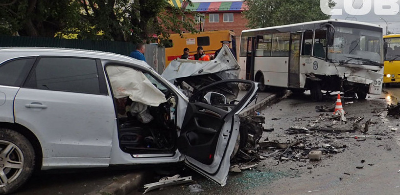 Смертельне ДТП у Львові: легковик лоб в лоб зіткнувся з рейсовим автобусом (фото)