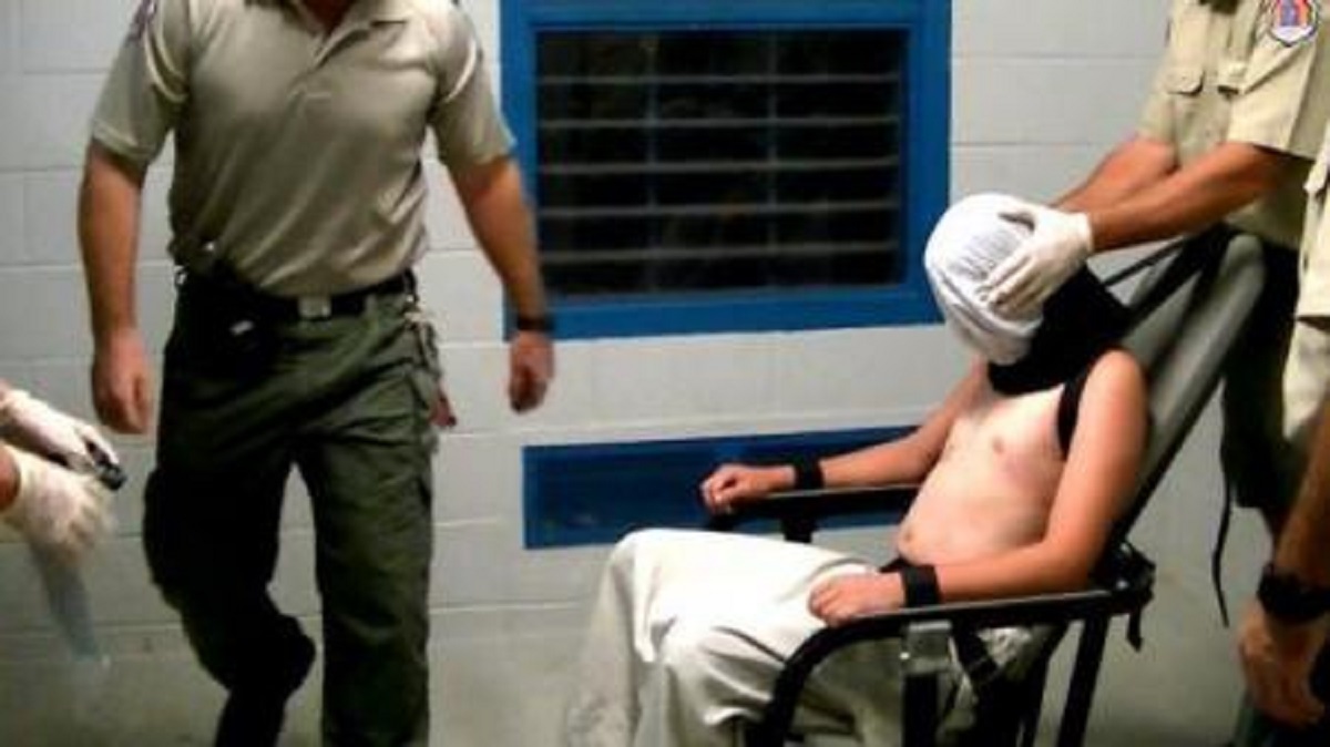 Жахливі кадри: як у в’язницях катують дітей (відео 18+)