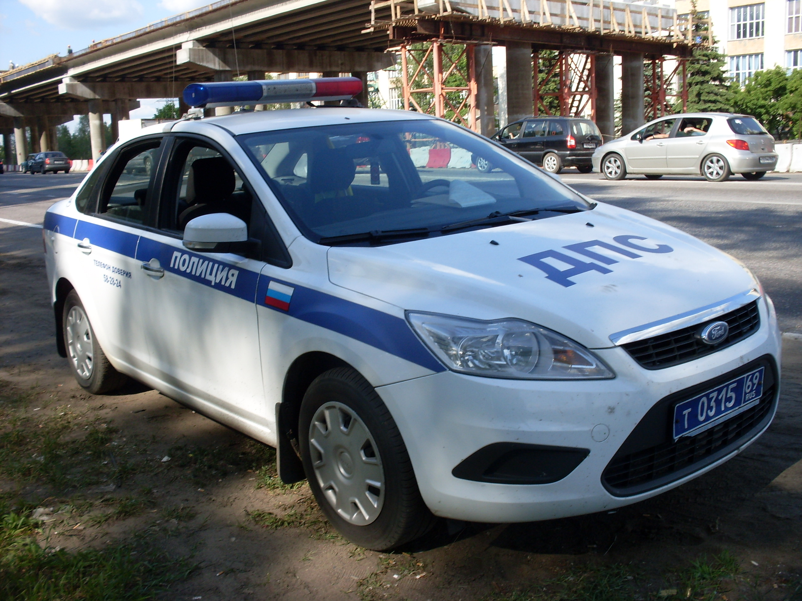 ДТП у Львові: поліцейське авто на всіх парах врізалося в бус