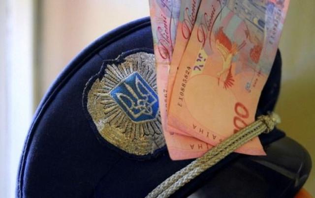 «Нова» поліція: у Чернівцях затримали майора за хабар у 1 тис. доларів