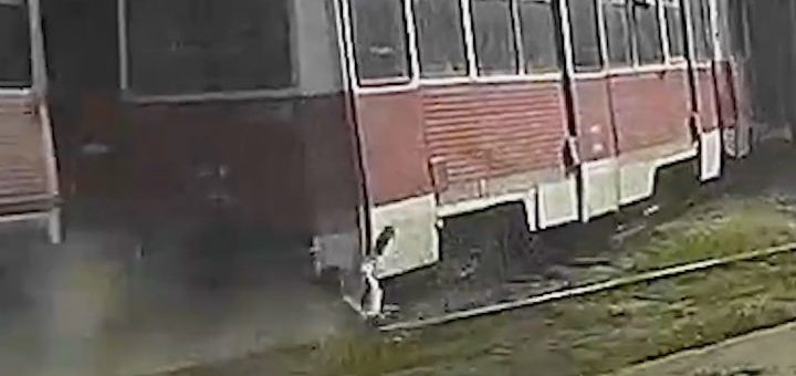 Трагічний інцидент: хлопцю затиснуло ногу в трамваї та протягнули по рейках (відео 18+)