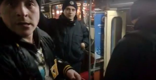 Чоловік попросив поліцейського уступити жінці місце – його реакцію повинен побачити кожен – це жах (відео)