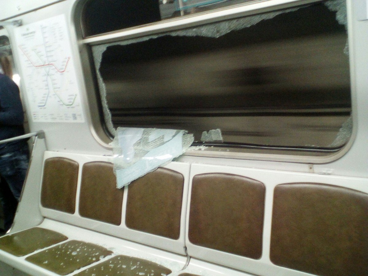 Такого ніхто не очікував: чоловік сам через місяці відшкодував розбите вікно у транспорті (ФОТО)
