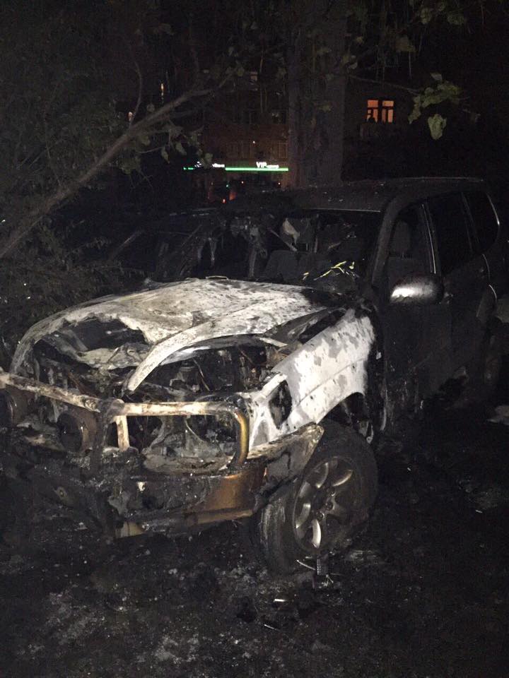 Термінова новина: українському екс – депутату підпалили машину: жахливе явище (фото)