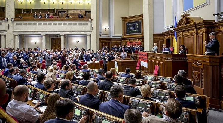 Шокуюча сума: громадяни підрахували загальну суму доходів українських депутатів