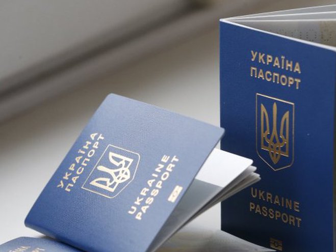 У паспортах українців можуть змінити мову