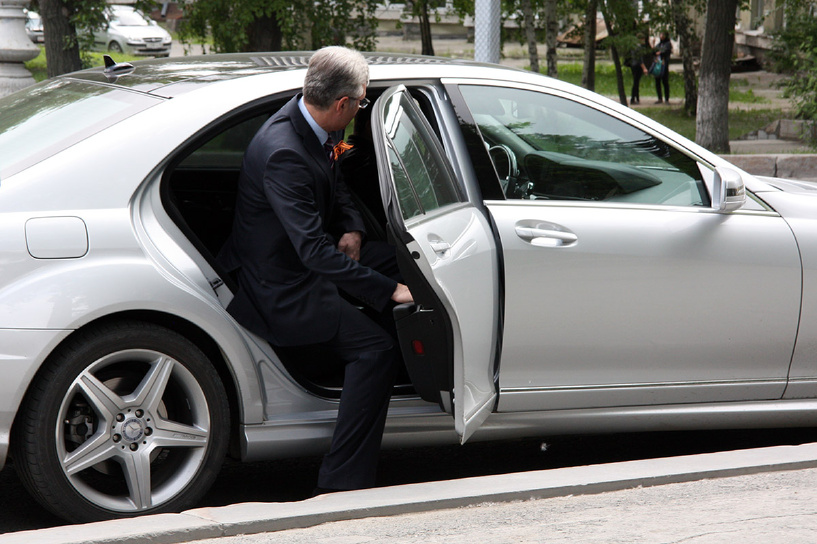 Наглості не бракує: чиновник катається на авто, яке має належати АТОвцям