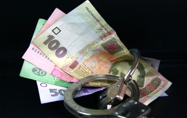 Оце так попалися: українських чиновників зловили на крадіжці 350 000 гривень