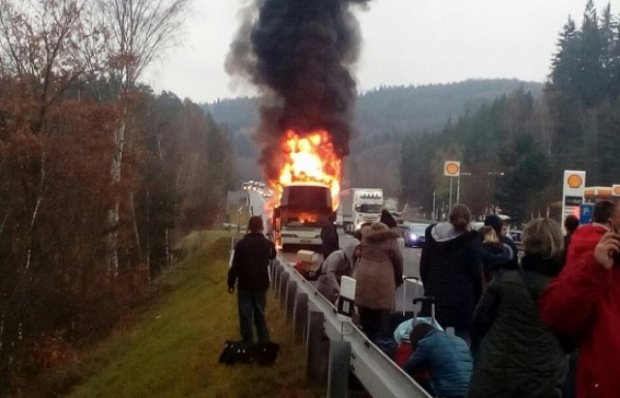 Моторошна пожежа: автобус з українцями повністю згорів у Чехії. З’явилися вражаючі кадри. ФОТО І ВІДЕO