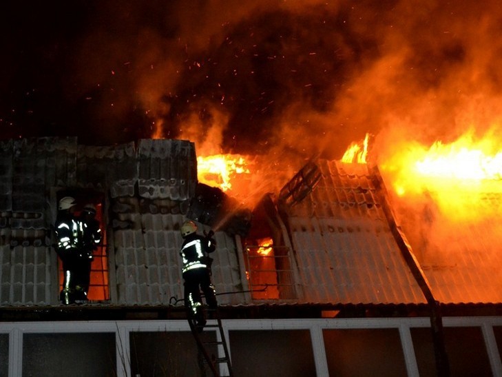 Трагедія в Одесі: в новобудові згоріло десять квартир. Є вражаючі ФОТО, ВІДЕО