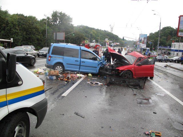 Моторошна аварія: уламки авто розлетілися на 30 метрів навколо