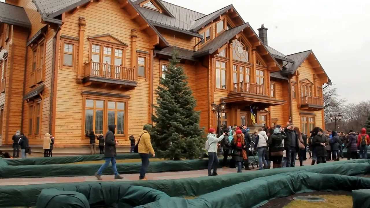 У колишній резиденції Януковича відбувся марафон у костюмах