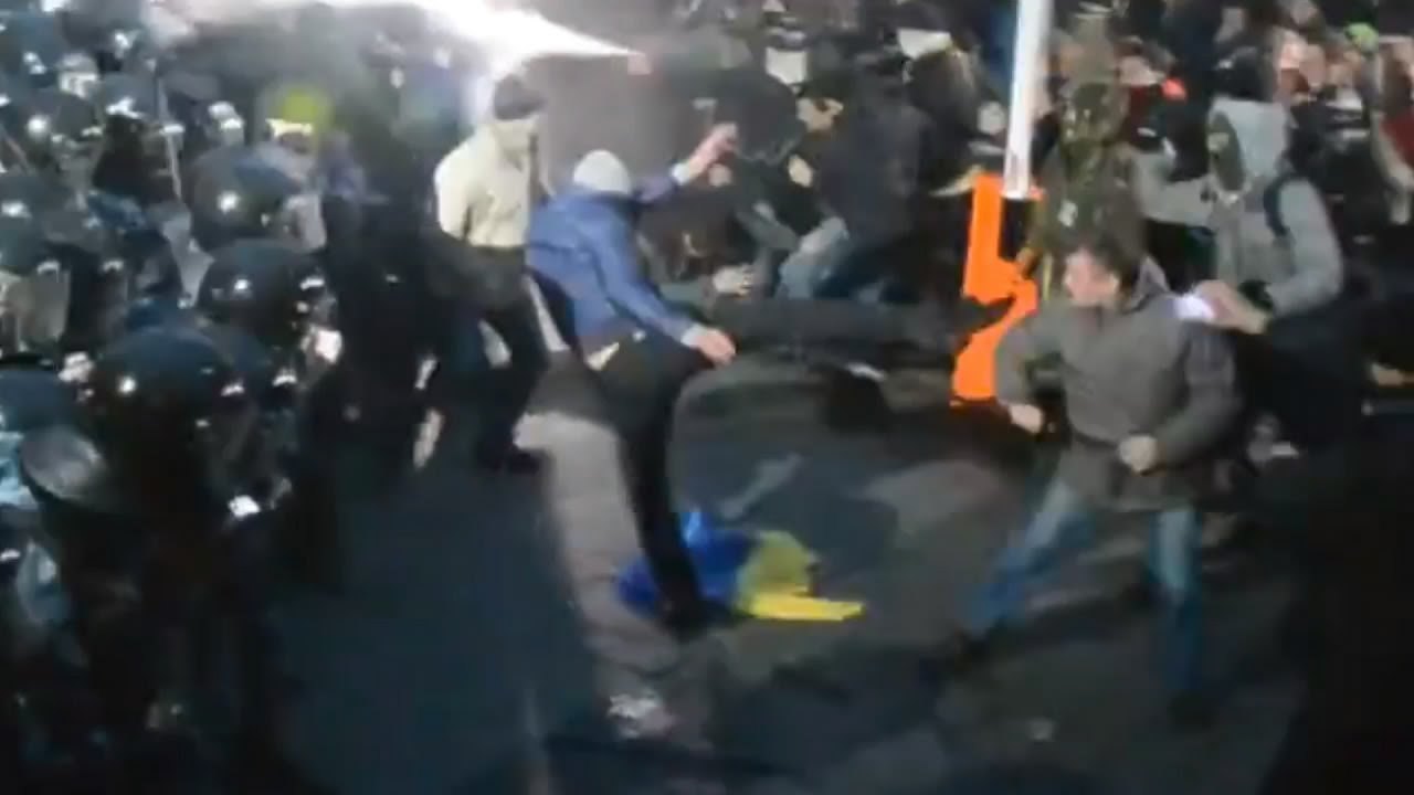 На майдані почалися жорстокі сутички між націоналістами і поліцією