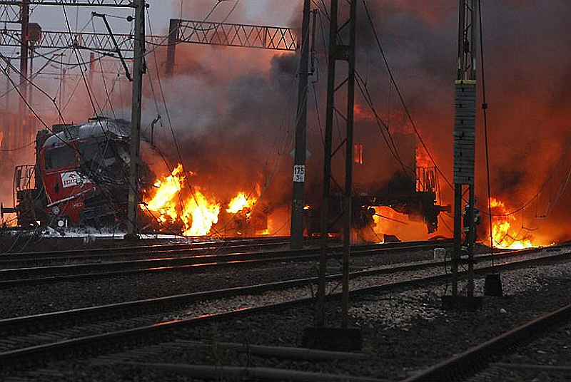 Вражаючий “салют” від електрички: спалахнув потяг (ВІДЕО). Ви повинні це побачити!