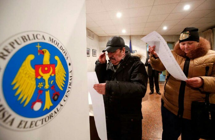 Вибори у Молдові: у Москві виборців звозять на дільниці автобусами